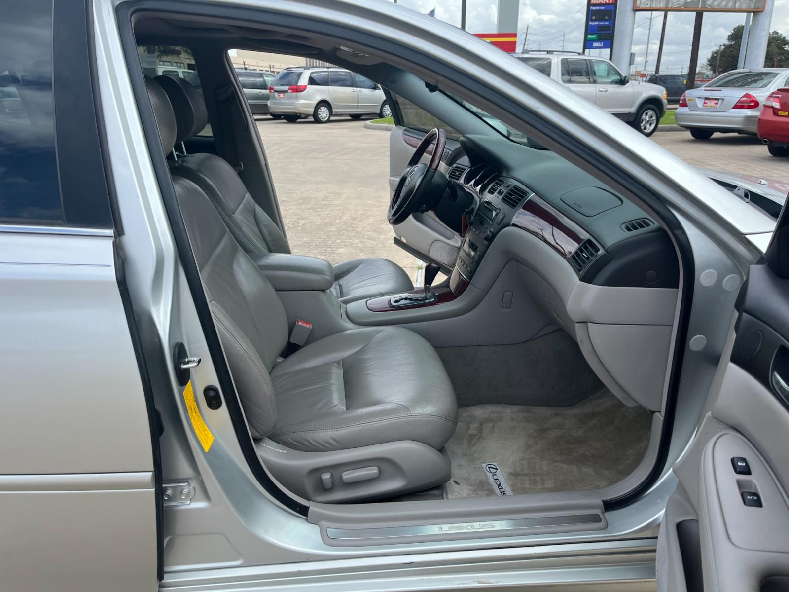 2003 SILVER /gray Lexus ES 300 Sedan (JTHBF30G135) with an 3.0L V6 DOHC 24V engine, 5-Speed Automatic Overdrive transmission, located at 14700 Tomball Parkway 249, Houston, TX, 77086, (281) 444-2200, 29.928619, -95.504074 - Photo #11